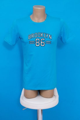 Divatos BROOKLYN feliartú dombornyomott mintával díszített férfi póló