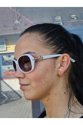 Stílusos egyedi tervezésű női napszemüveg szárán aranyozott és köves díszítéssel