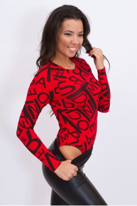 VICTORIA MODA divatos anyagában betű mintás hosszú ujjú body