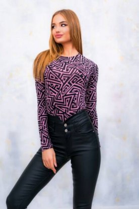 VICTORIA MODA divatos absztrakt mintás környakú hosszú ujjú alján duplapatentos body 