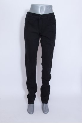 REALIZE divatos fekete színű szűkített szárú férfi farmernadrág zsebénél emblémával