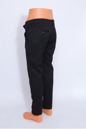 Elegáns férfi fekete szűkített szárú alkalmi nadrág