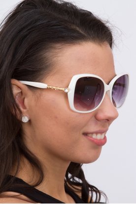 Divatos aranyozott szárú és strasszkövekkel díszített ovális keretű női napszemüveg