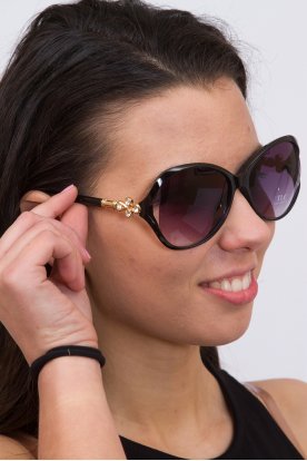 Stílusos szárán egyedi mintájú és strasszkővel díszített ovális keretű női napszemüveg