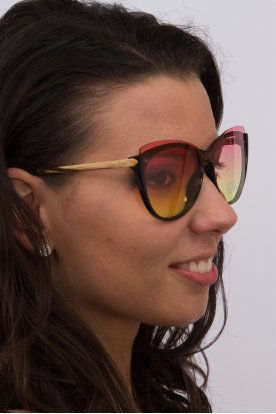 Stílusos női túlméretezett lencséjű napszemüveg aranyozott szárral