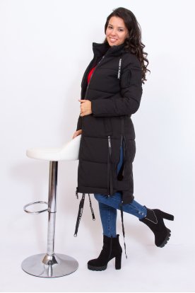 Divatos női hosszított oldalán felcipzározható és feliratos lógókkal díszített bő fazonú kabát