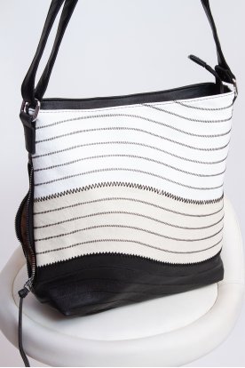 SILVIA ROSA Divatos hullám átmenettel díszített műbőr két oldalt cipzáros női válltáska
