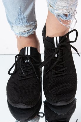 Női belebújós fűzős utcai cipő nyelvén és hátulján fekete fehér csíkokkal