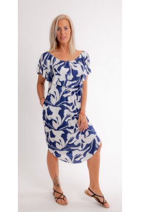 RUCY FASHION Fodros MOLLY ruha sötétkék-fehér absztrakt mintás zsebes bő fazonú kerekített aljú midi ruha pelerines vállra húzható felső résszel