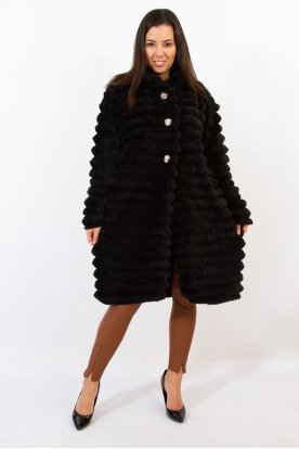Női divatos hosszú műszőrme kabát bordazott stílusban dekorativ gombokkal