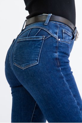 REDRESS Divatos szexipush up-os magasított derekú csőszárú női farmernadrág sötét barna övvel