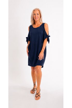 RUCY FASHION Divatos laza esésű, nőies szabású Beach Chic tunika különleges vállkivágással és masnival átkötött ujjrésszel.