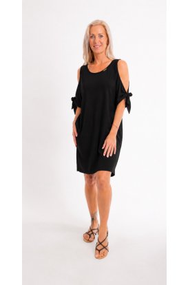 RUCY FASHION Divatos laza esésű, nőies szabású Beach Chic tunika különleges vállkivágással és masnival átkötött ujjrésszel.