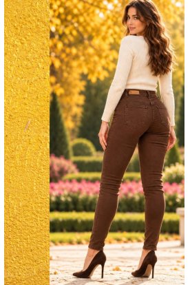 ADORO divatos csökibarna push up-os női csőszárú farmernadrág barna műbőr emblémával